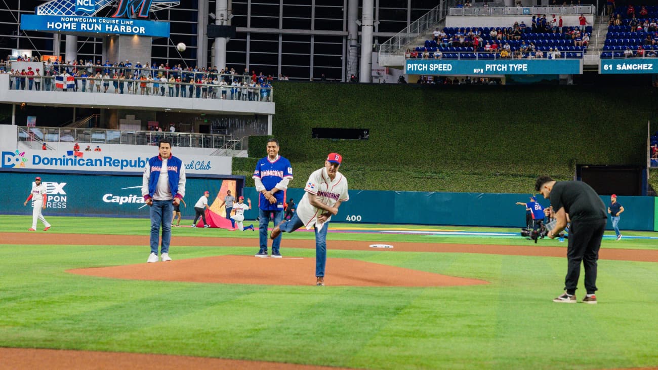 Presidente Abinader asiste a juego inaugural de RD en Clásico Mundial de Béisbol en Miami y lanza primera bola