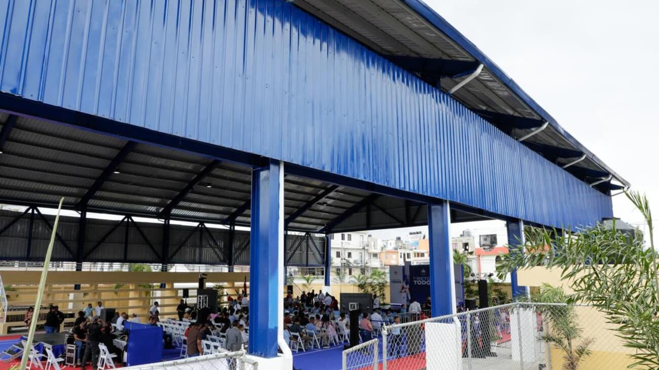 Abinader inaugura nuevos techados escolares para impulsar educación y deporte