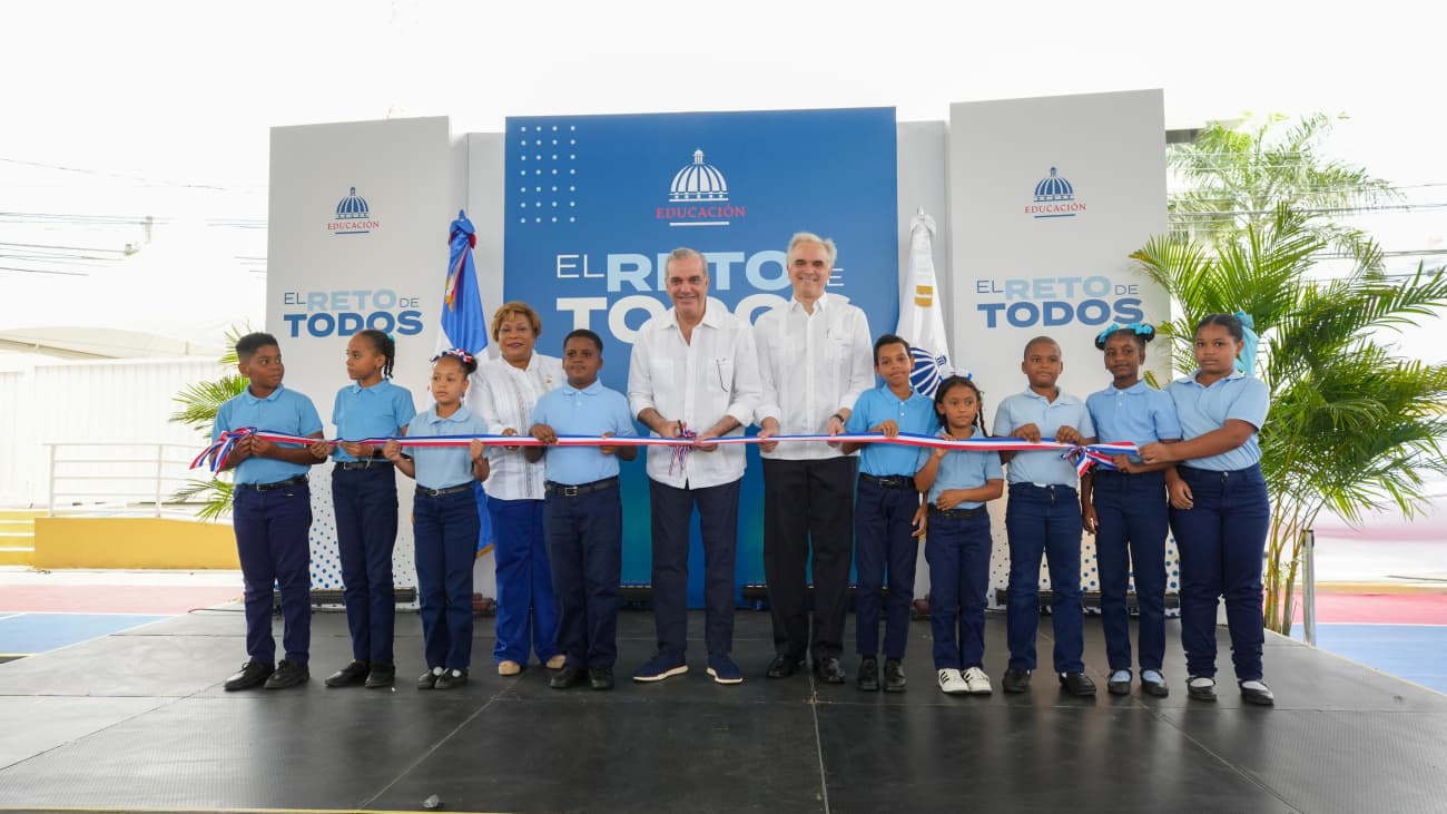 Abinader inaugura moderno techado deportivo escolar en Boca Chica