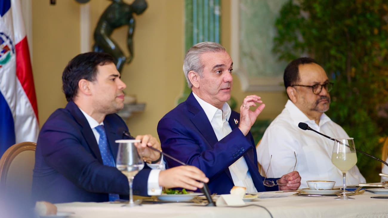 Abinader se reúne con artistas y anuncia apoyo a la cultura dominicana