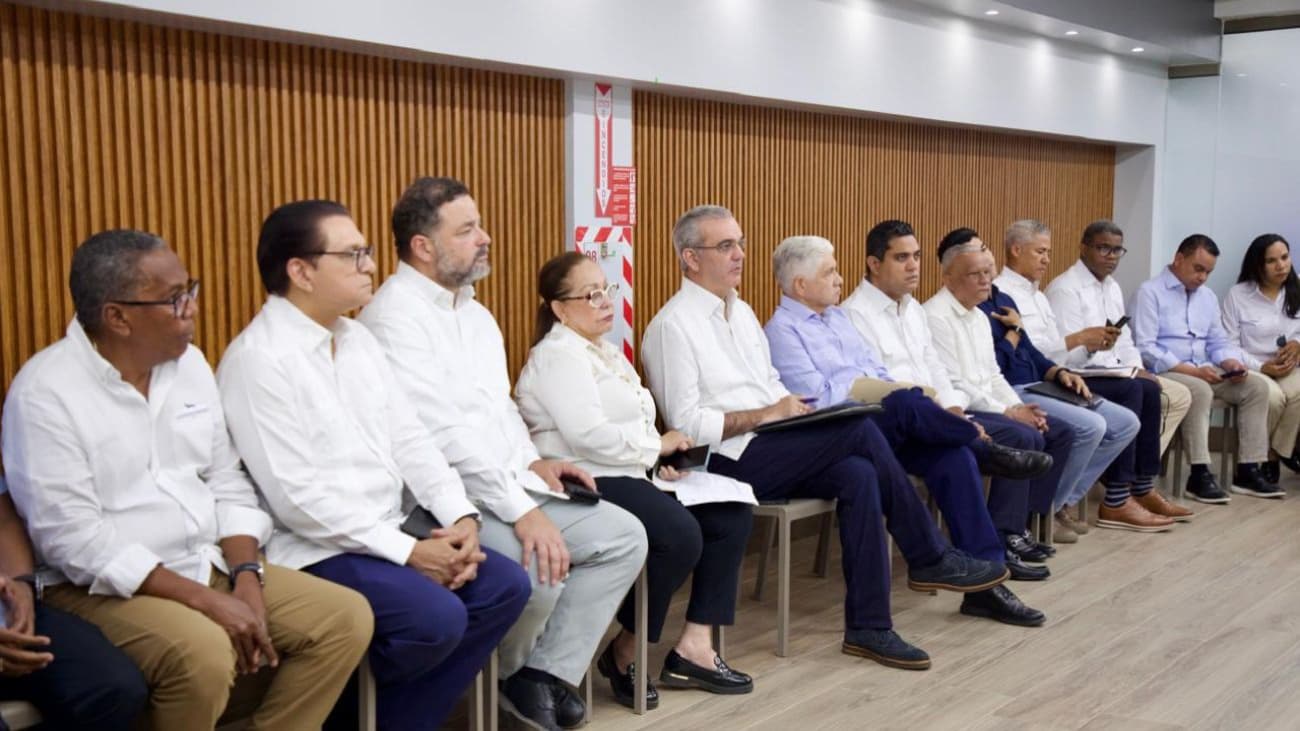 Abinader supervisa obras y escucha demandas comunitarias en Licey al Medio y Tamboril