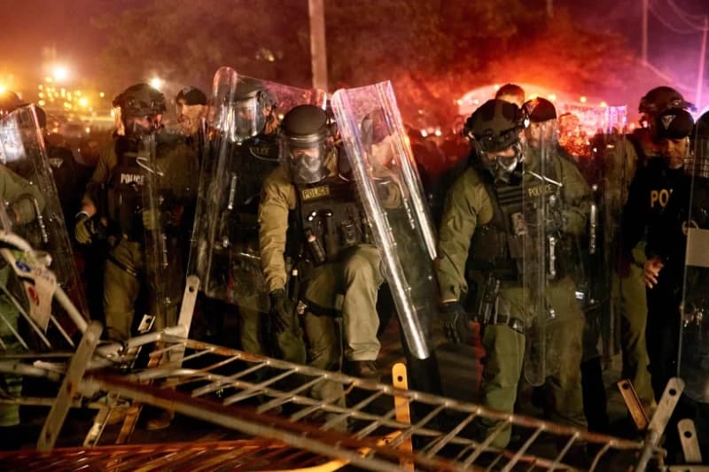 Newark impone toque de queda tras protestas y disturbios frente a centro de detención de inmigrantes