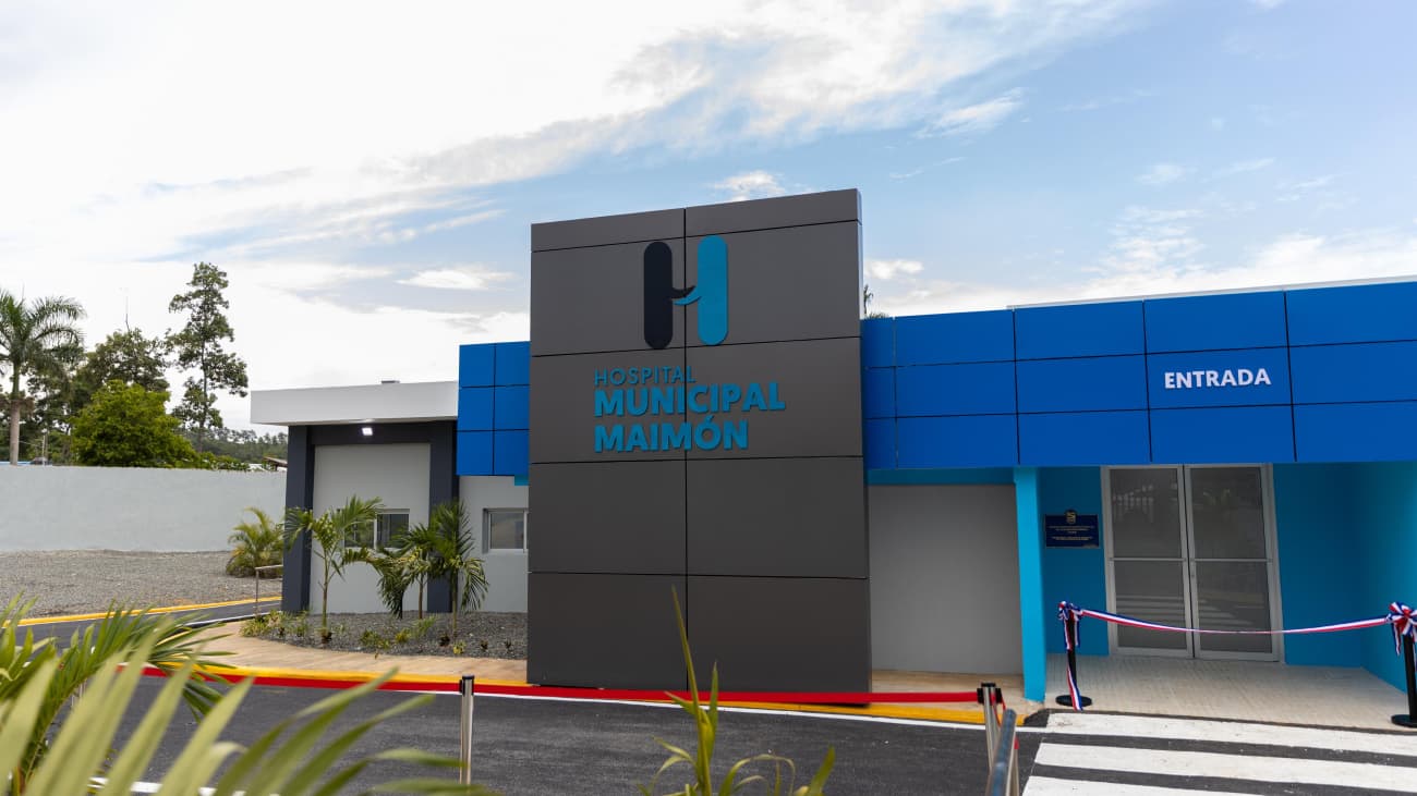 Abinader entrega hospital renovado en Maimón y anuncia más obras para Monseñor Nouel