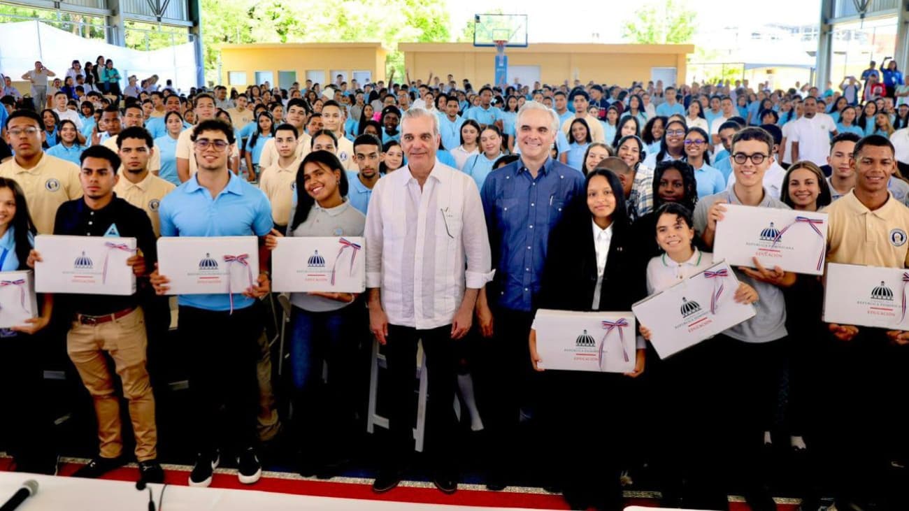 Abinader impulsa educación bilingüe, tecnología y más oportunidades para la juventud dominicana