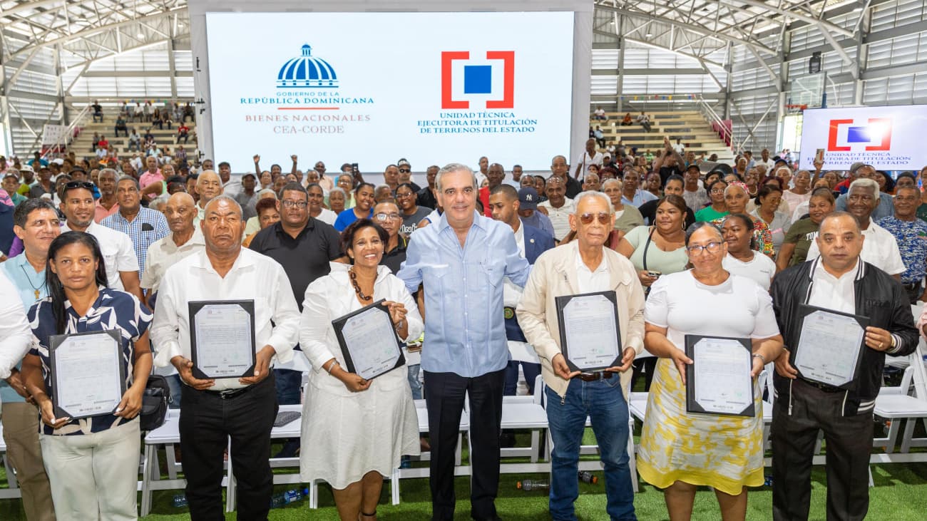 Abinader entrega 2,322 títulos de propiedad a familias de Domingo Savio