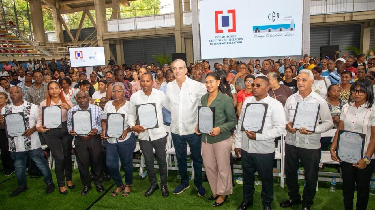 Abinader entrega más de 1,000 títulos de propiedad a familias de Santo Domingo
