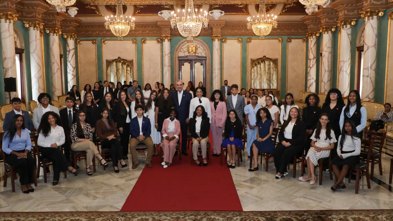 Presidente Abinader recibe a jóvenes dominicanos destacados en el exterior