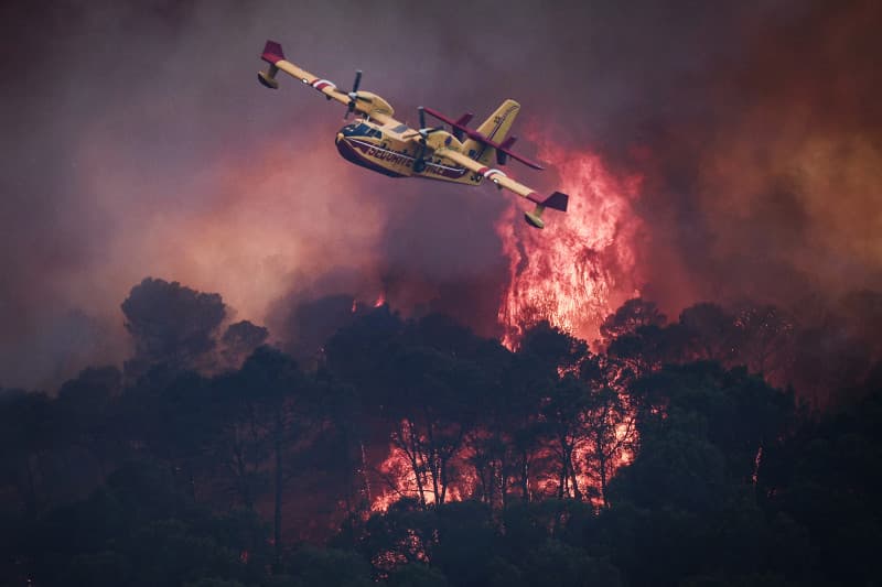 Incendios forestales obligan a miles de evacuaciones en el sur de Europa