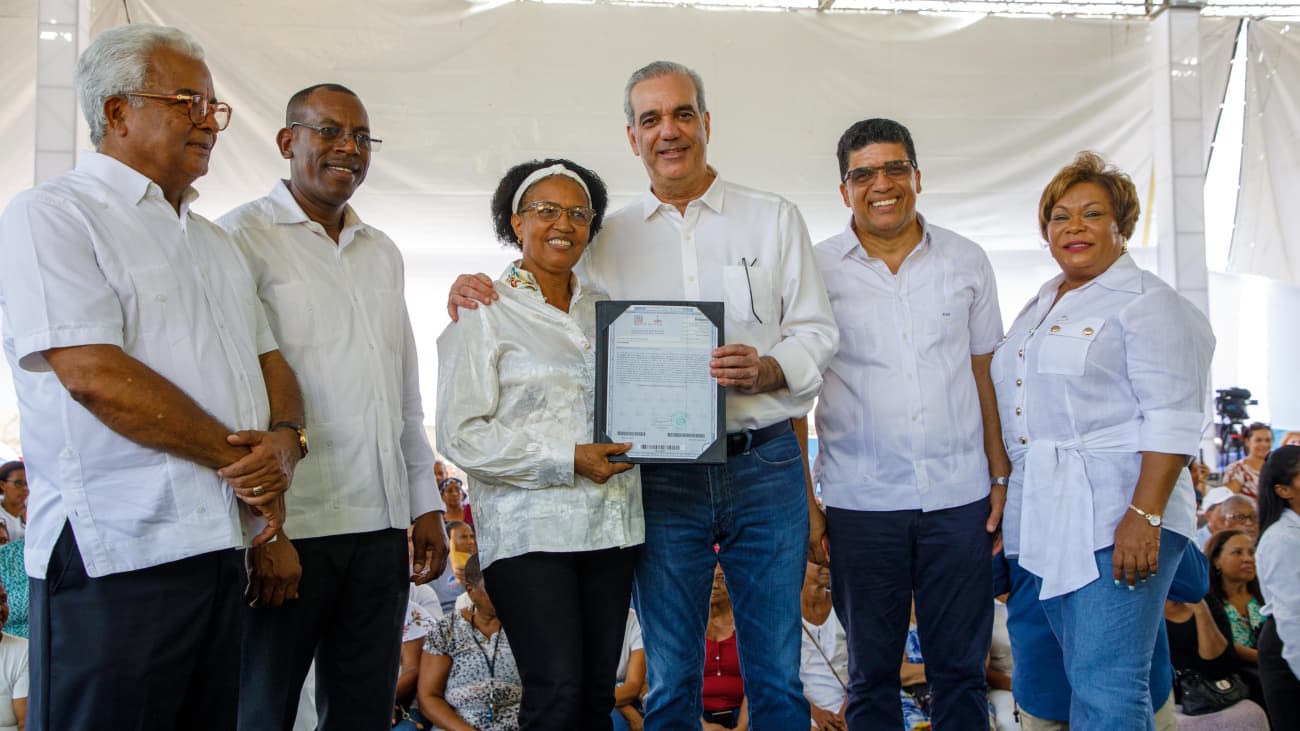 Abinader entrega 1,000 títulos de propiedad en Los Frailes y beneficia a más de 4,000 personas