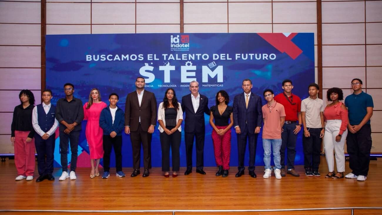 Abinader reconoce a más de 170 estudiantes destacados en concurso de innovación tecnológica