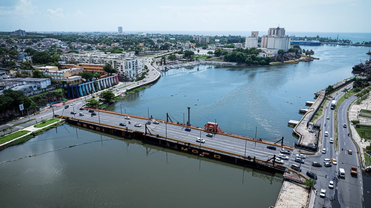 MOPC cerrará por dos horas el puente flotante sobre el río Ozama este jueves