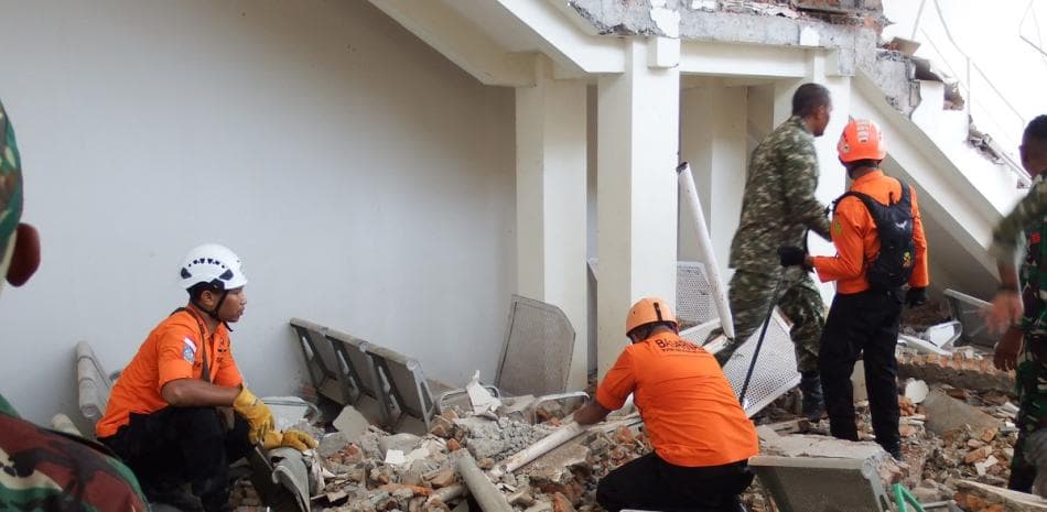 **Indonesia eleva a 53 los muertos tras terremoto de magnitud 7,7 en la isla de Flores**
