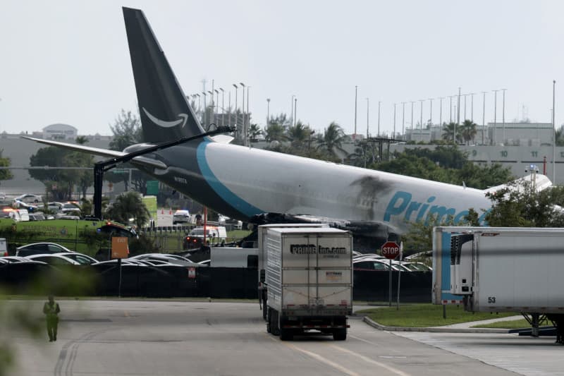 Avión de carga de Amazon se sale de la pista y se incendia en aeropuerto de Miami