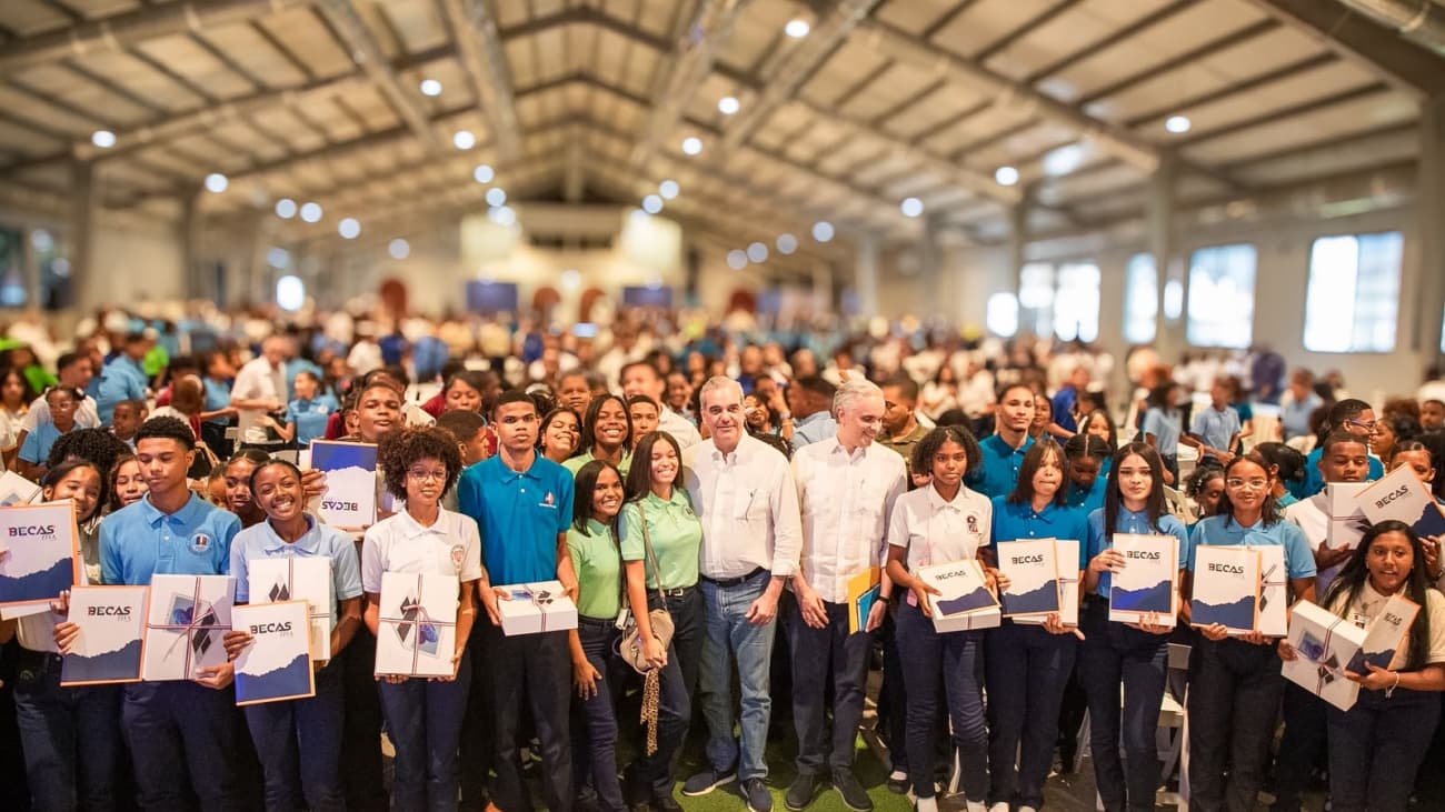Abinader anuncia inauguración del Hospital Traumatológico de San Cristóbal y promete miles de títulos de propiedad