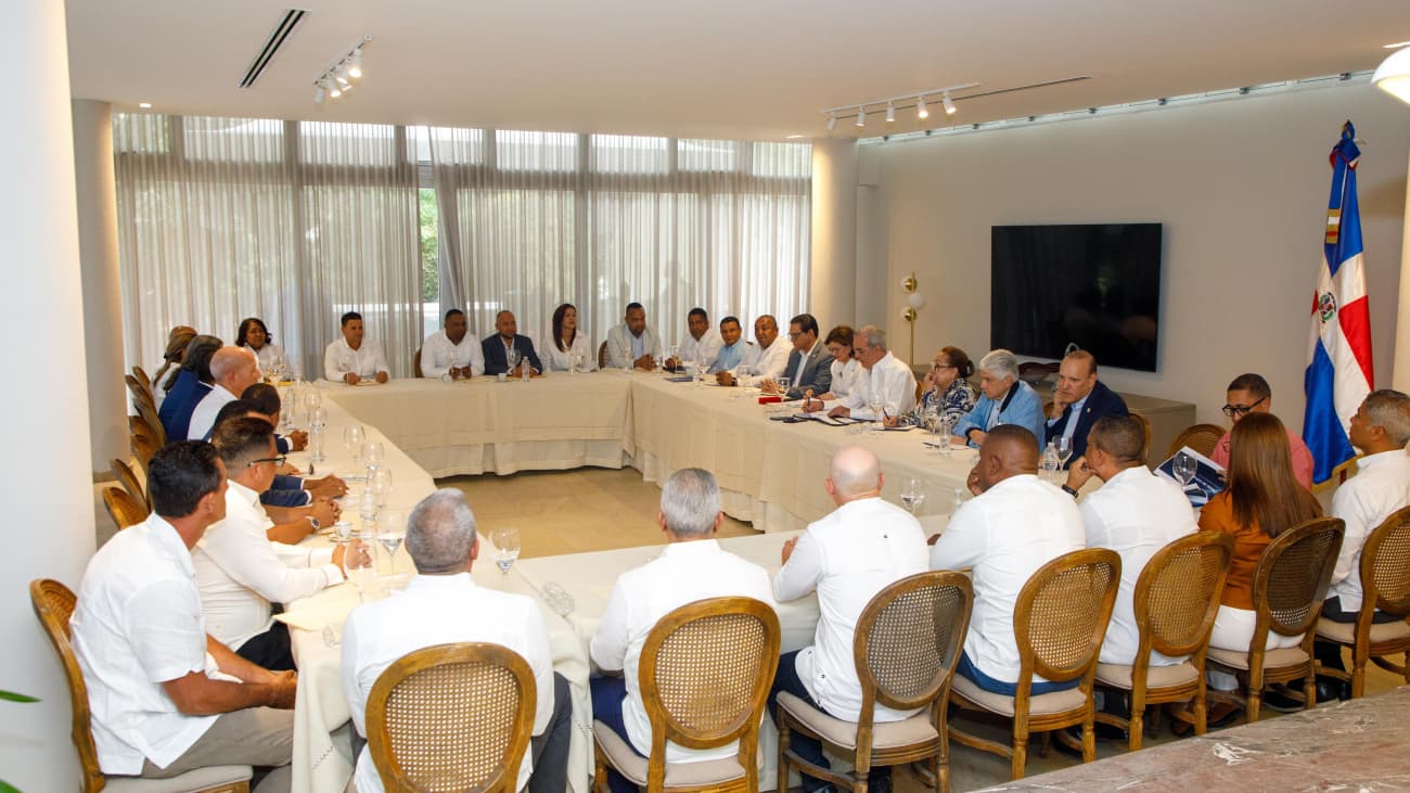 Abinader continúa agenda de trabajo en Santiago con sectores productivos, autoridades y representantes de la región Norte