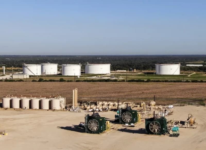 Reservas comerciales de petróleo de EE. UU. caen mientras la producción alcanza niveles cercanos a récords