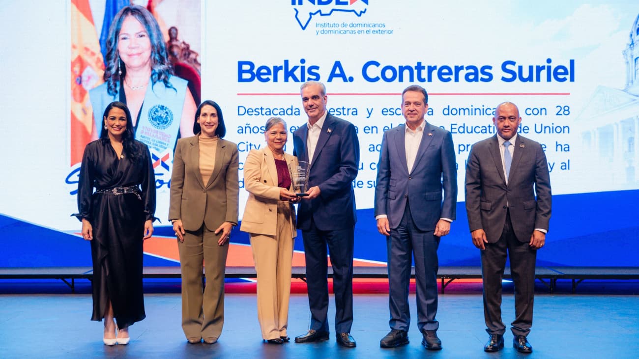 Abinader reconoce a 14 dominicanos destacados en Estados Unidos por sus aportes a sus comunidades