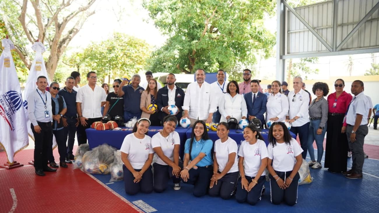 Inefi lleva utilería deportiva y 5,000 kits de trabajo a centros educativos del Cibao